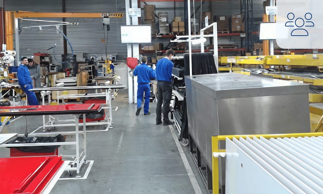 opérateurs dans l'usine faiveley